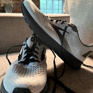Brooks Revel 4 Running Sneakers